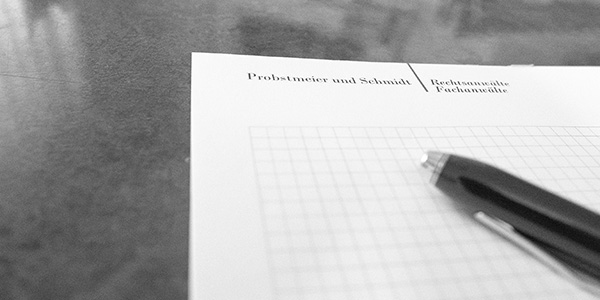 Dokument mit Stift auf Tisch, Papiers mit Firmenlogo.